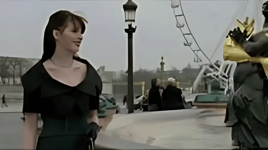 パリの噴水に携帯電話を投げ入れるアンドレア